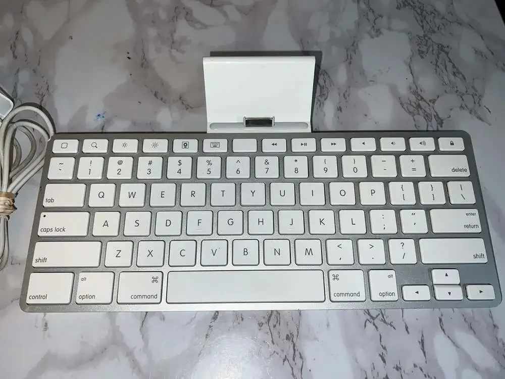 Apple iPad Keyboard Dock A1359